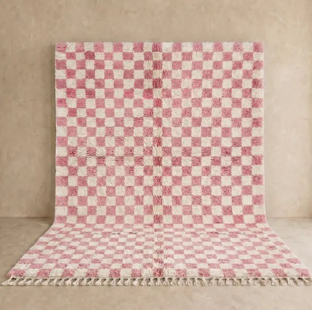 Tapis berbère Aguelmous rose à damier — tapis berbères contemporains