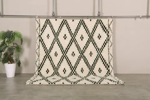 Tapis berbère Ahansal crème et vert à losanges — tapis berbères contemporains