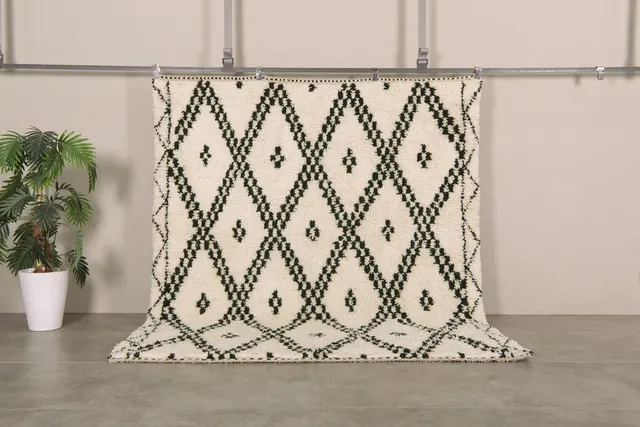 Tapis berbère Ahansal crème et vert à losanges — tapis berbères contemporains
