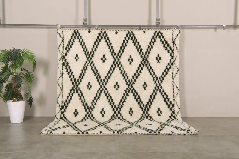 Tapis berbère Ahansal crème et vert à losanges — tapis berbères contemporains tissé à la main