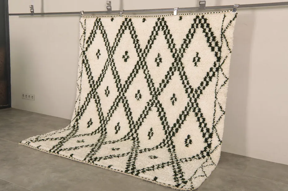 Tapis berbère Ahansal crème et vert à losanges, vue 4 sur 7