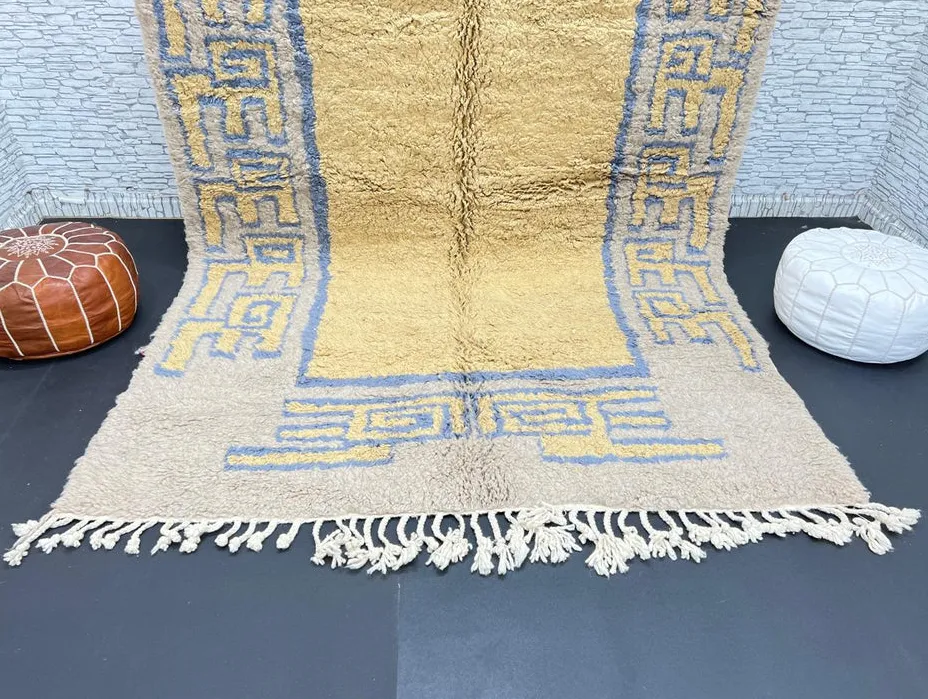 Tapis berbère Ahansal jaune et bleu aux motifs géométriques, vue 3 sur 4