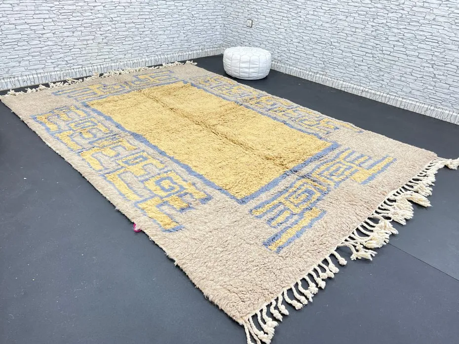 Tapis berbère Ahansal jaune et bleu aux motifs géométriques, vue 4 sur 4