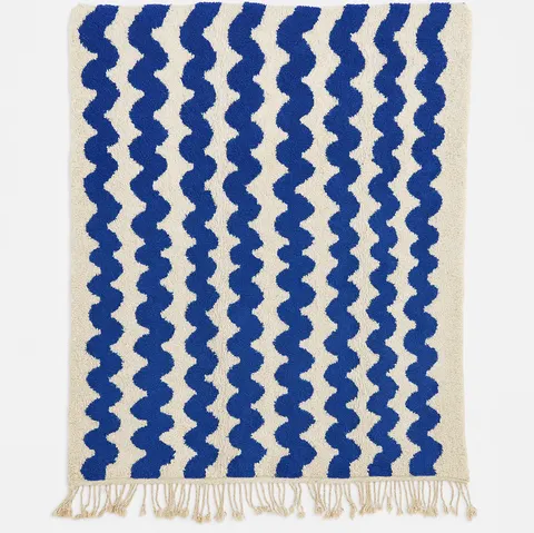 Tapis berbère Aït-Bouguemez bleu et blanc aux formes ondulées — tapis berbères contemporains