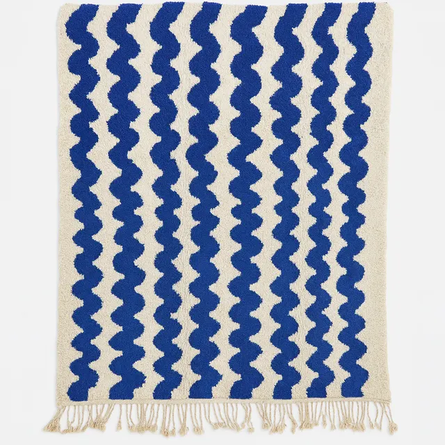 Tapis berbère Aït-Bouguemez bleu et blanc aux formes ondulées — tapis berbères contemporains