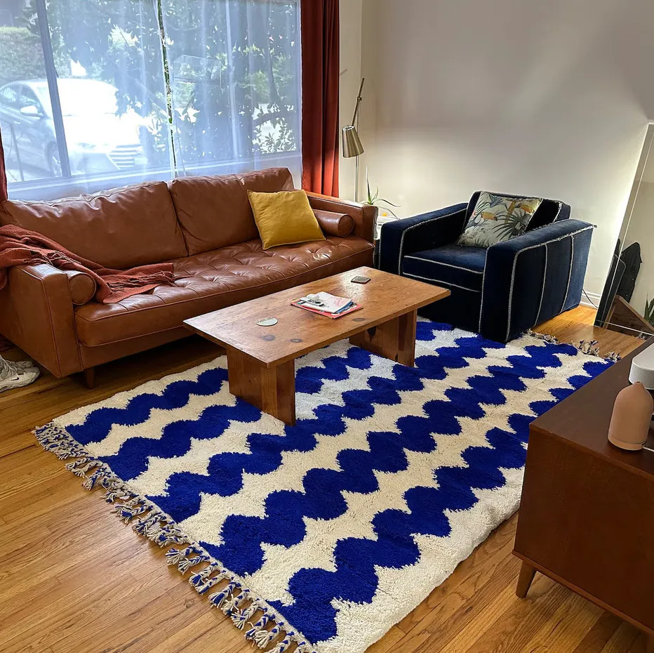 Tapis berbère Aït-Bouguemez bleu et blanc aux formes ondulées, vue 3 sur 4
