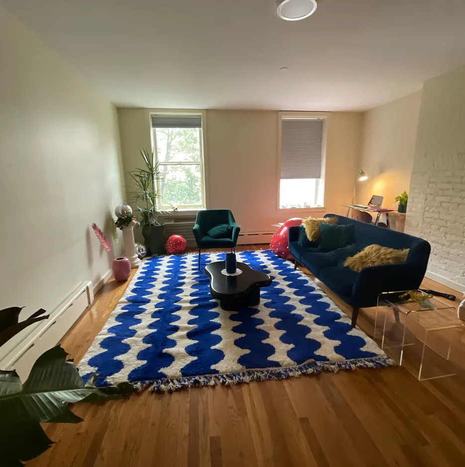 Tapis berbère Aït-Bouguemez bleu et blanc aux formes ondulées, vue 4 sur 4