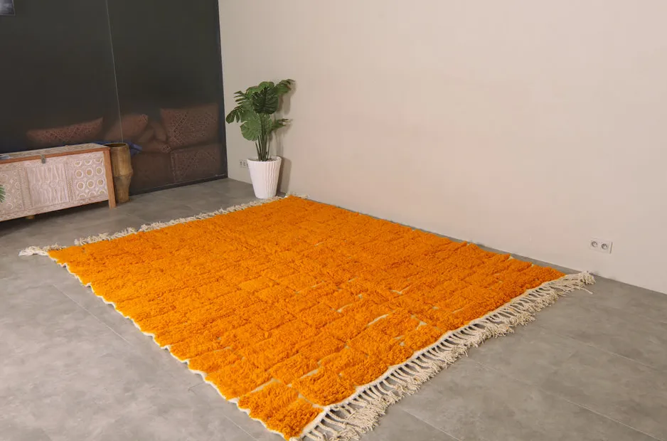 Tapis berbère Aït-Bouguemez orange et crème, vue 3 sur 7