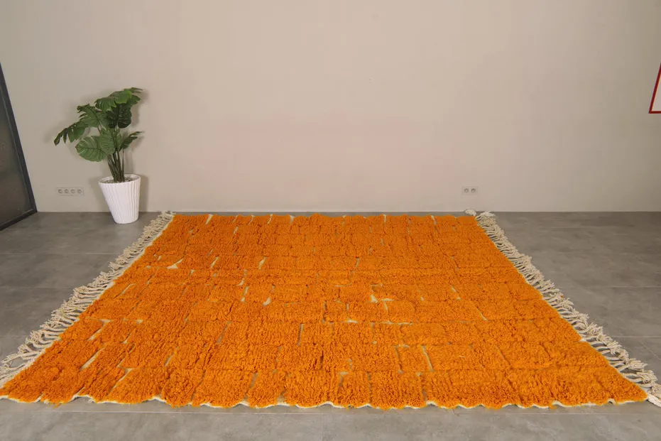 Tapis berbère Aït-Bouguemez orange et crème, vue 4 sur 7