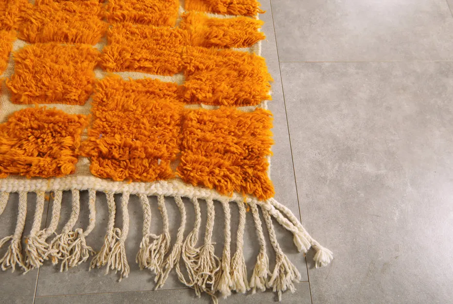 Tapis berbère Aït-Bouguemez orange et crème, vue 5 sur 7