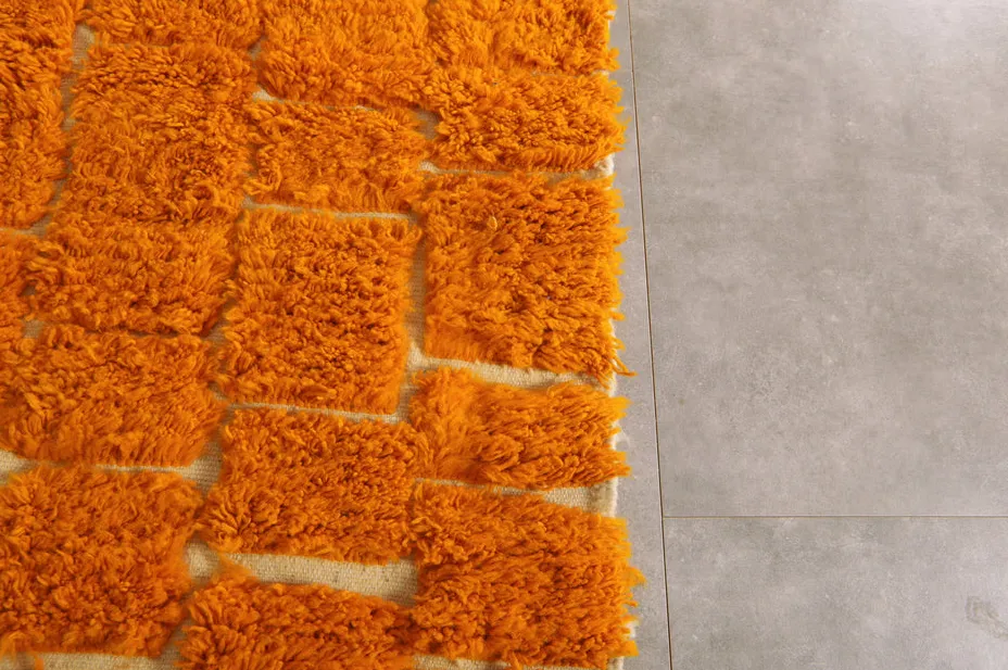 Tapis berbère Aït-Bouguemez orange et crème, vue 6 sur 7