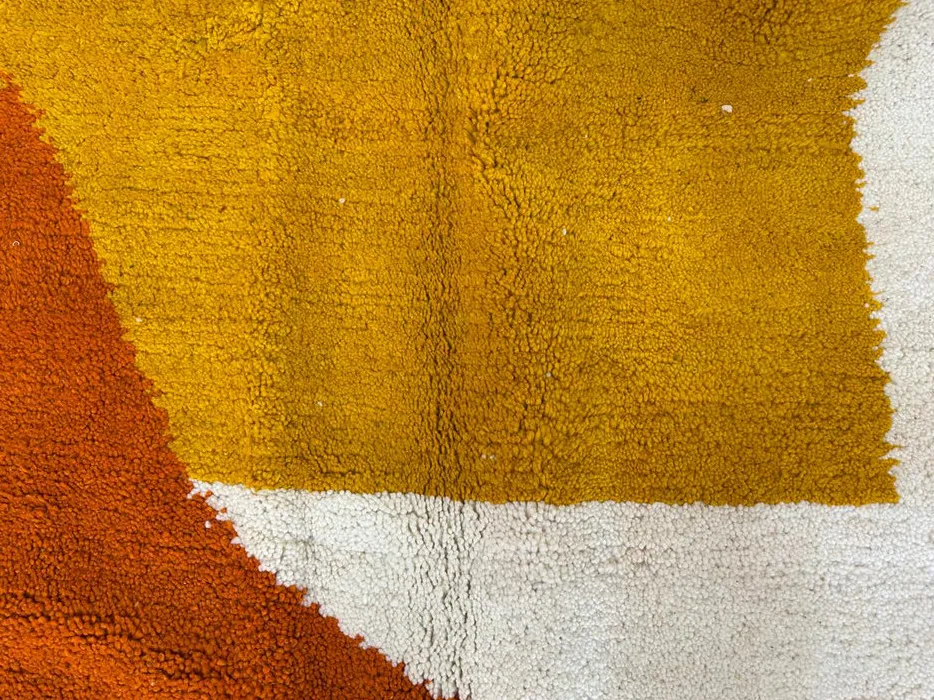 Tapis berbère Aksel moutarde et terracotta aux motifs géométriques, vue 3 sur 4