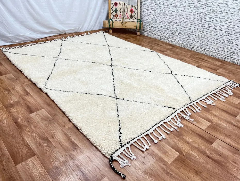Tapis berbère Alnif blanc et noir, vue 3 sur 4