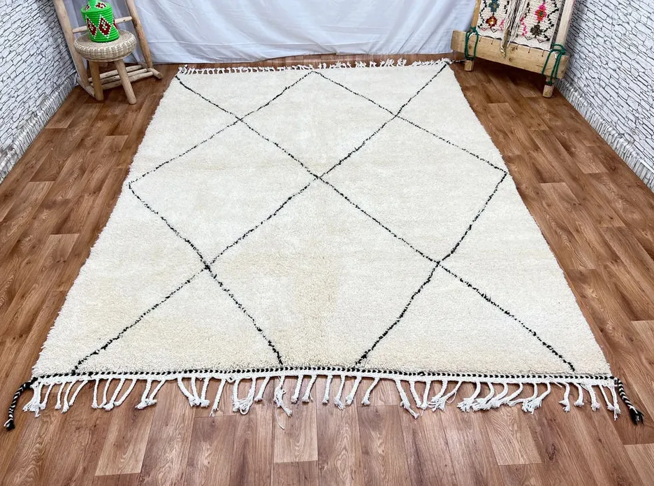 Tapis berbère Alnif blanc et noir, vue 4 sur 4