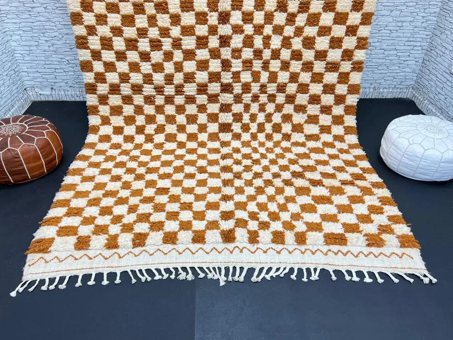 Tapis berbère Amayas marron à damier, vue 3 sur 4