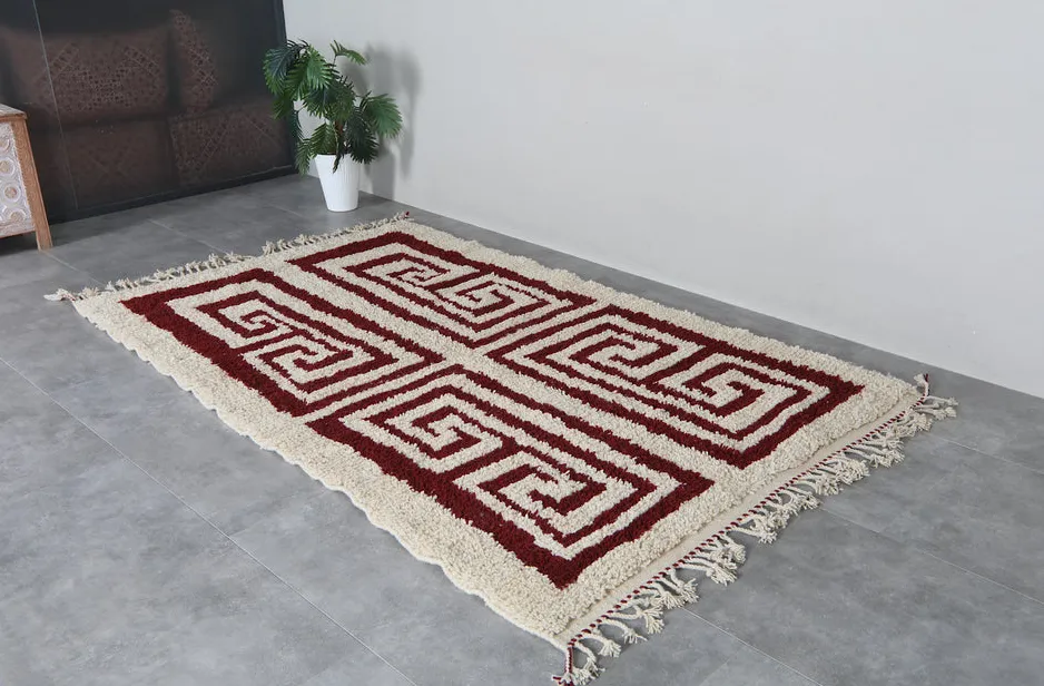 Tapis berbère Anir crème et bordeaux aux motifs géométriques, vue 5 sur 7