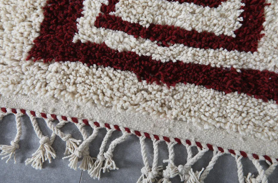 Tapis berbère Anir crème et bordeaux aux motifs géométriques, vue 6 sur 7