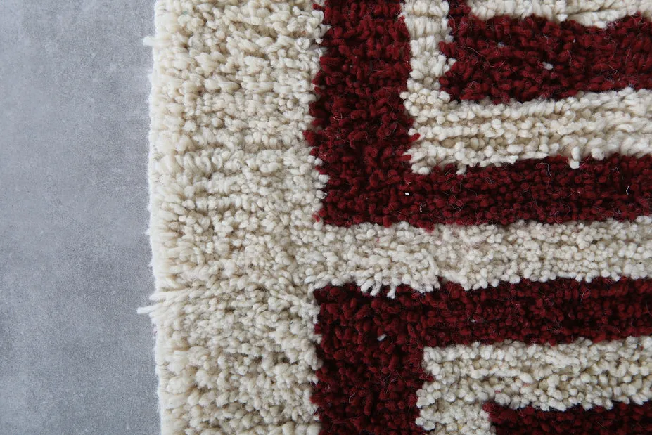 Tapis berbère Anir crème et bordeaux aux motifs géométriques, vue 7 sur 7