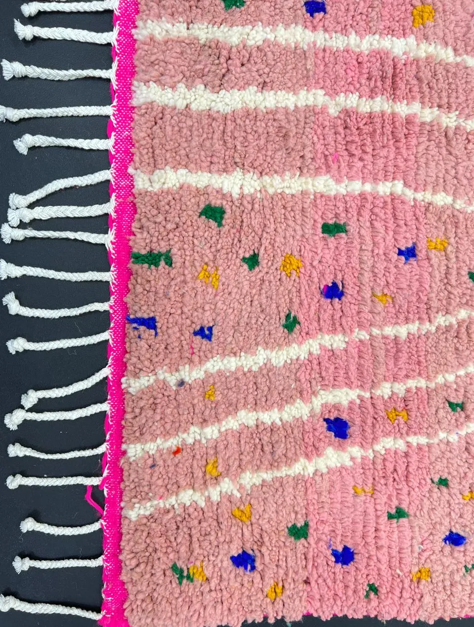 Tapis berbère Asif rose et multicolore, vue 4 sur 4