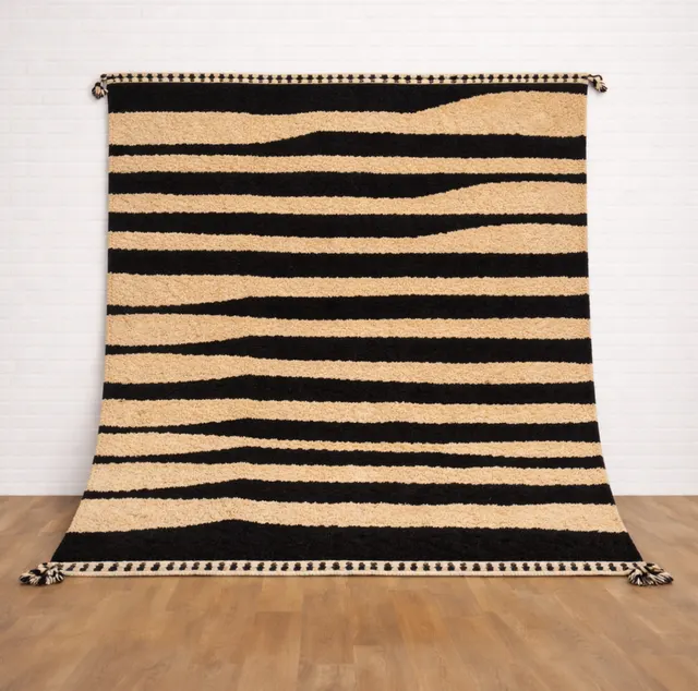 Tapis berbère Ayachi noir et beige à rayures — tapis berbères contemporains
