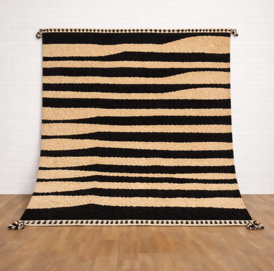 Tapis berbère Ayachi noir et beige à rayures — tapis berbères contemporains tissé à la main