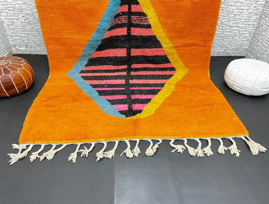 Tapis berbère Aylal orange au dessin abstrait, vue 3 sur 4