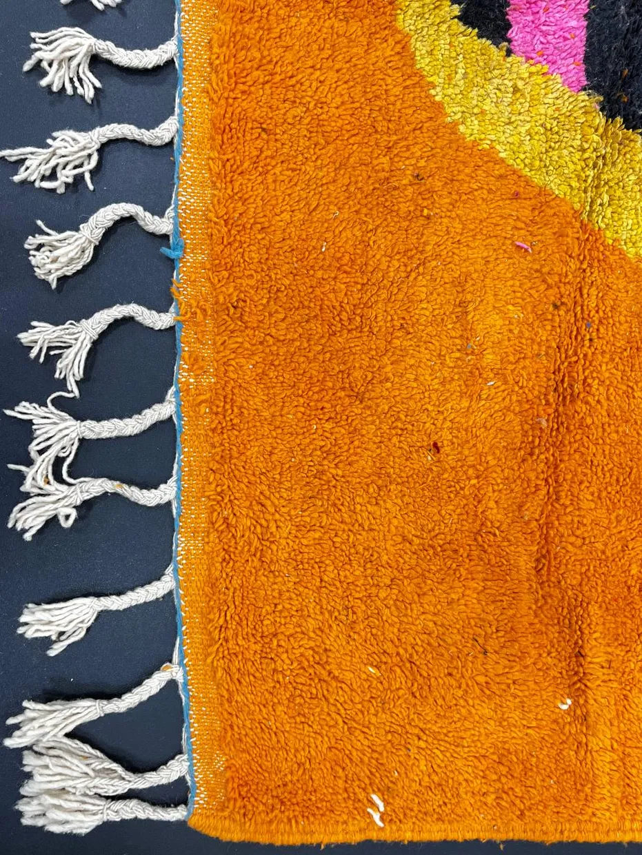 Tapis berbère Aylal orange au dessin abstrait, vue 4 sur 4