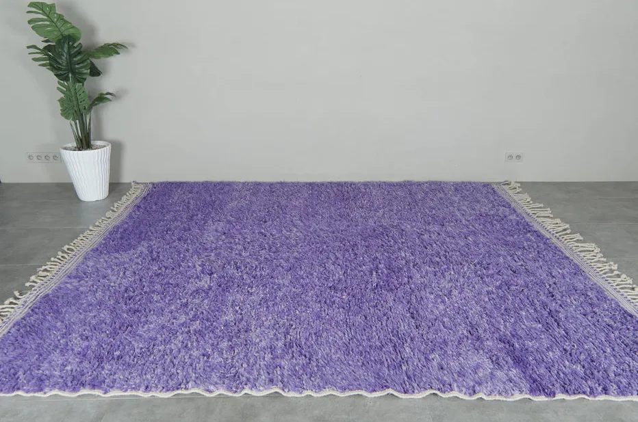 Tapis berbère Azigza violet, vue 4 sur 7