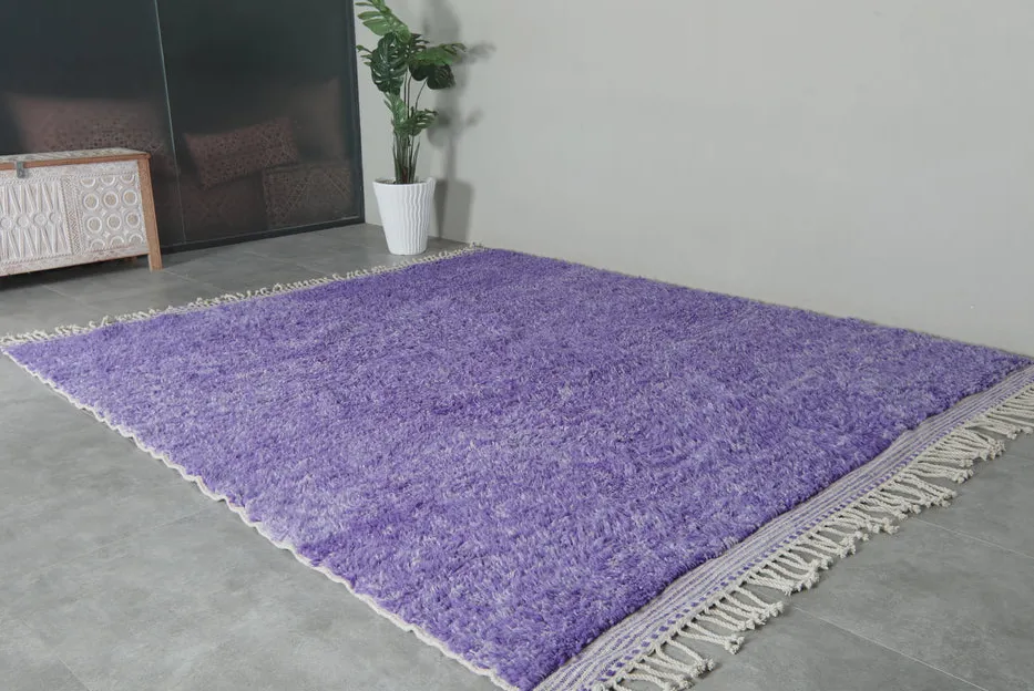 Tapis berbère Azigza violet, vue 5 sur 7