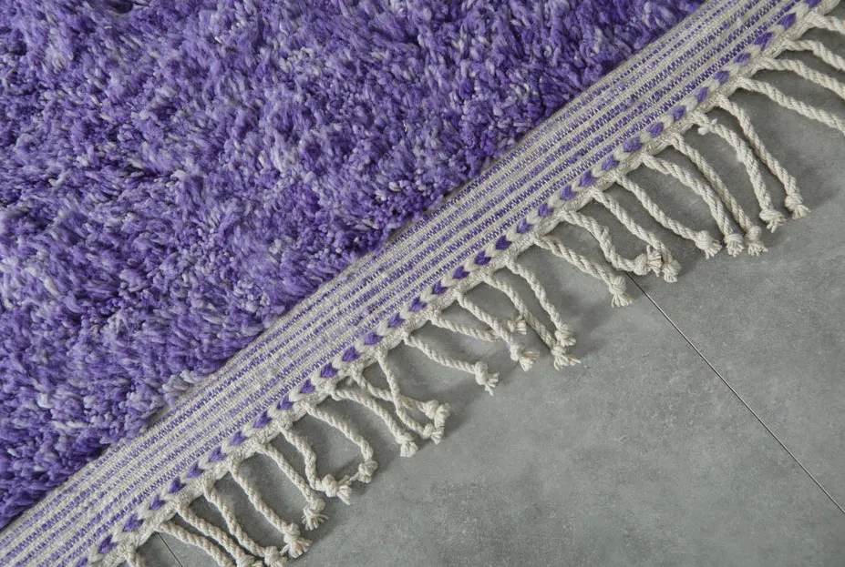 Tapis berbère Azigza violet, vue 6 sur 7