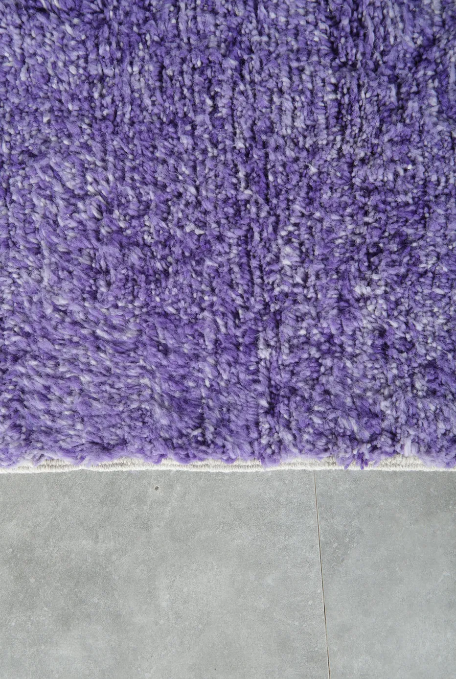 Tapis berbère Azigza violet, vue 7 sur 7