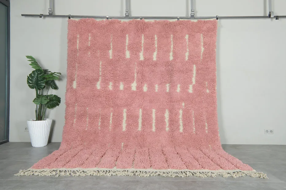 Tapis berbère Azrou rose et crème à rayures — tapis berbères contemporains tissé à la main