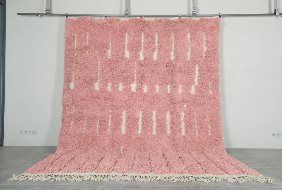 Tapis berbère Azrou rose et crème à rayures, vue 3 sur 7