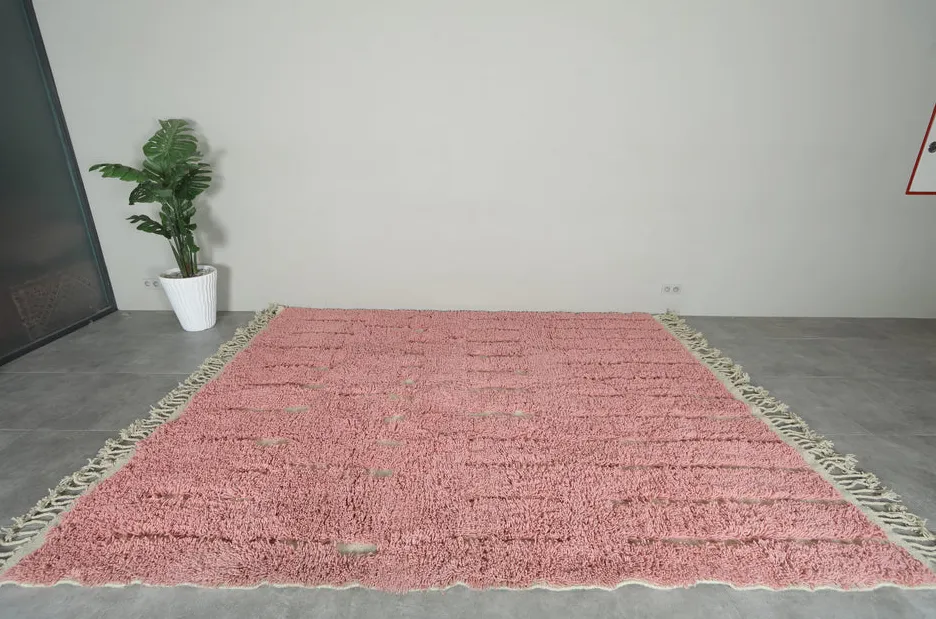Tapis berbère Azrou rose et crème à rayures, vue 4 sur 7