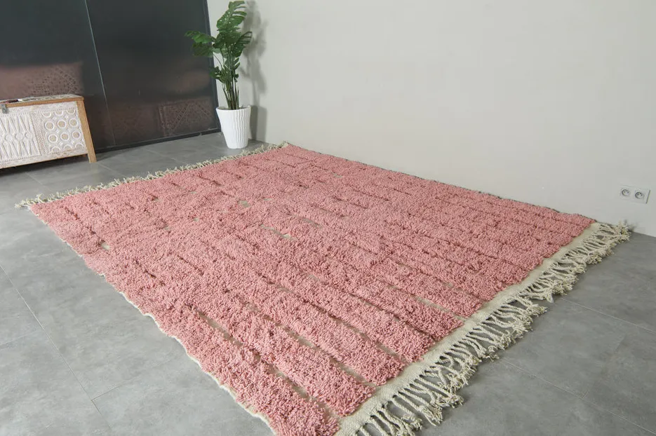 Tapis berbère Azrou rose et crème à rayures, vue 5 sur 7