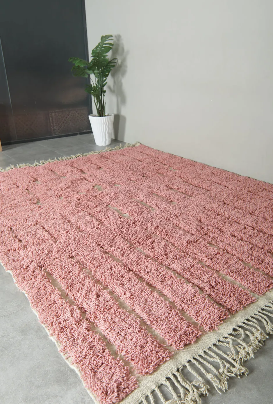 Tapis berbère Azrou rose et crème à rayures, vue 6 sur 7