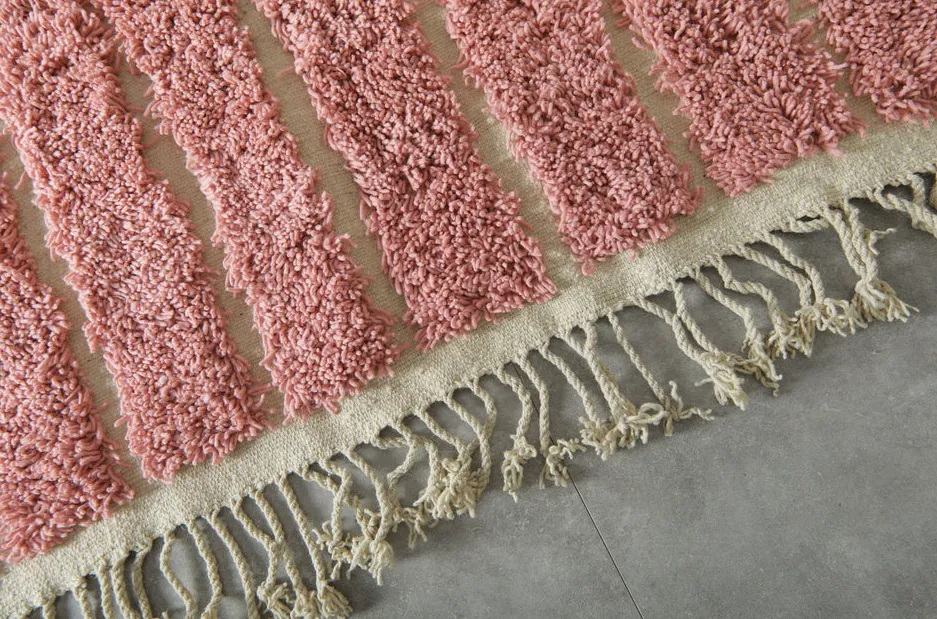 Tapis berbère Azrou rose et crème à rayures, vue 7 sur 7