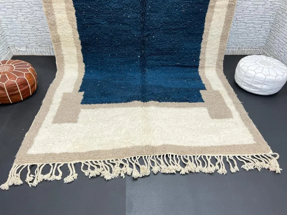 Tapis berbère Bani bleu et beige uni, vue 3 sur 4