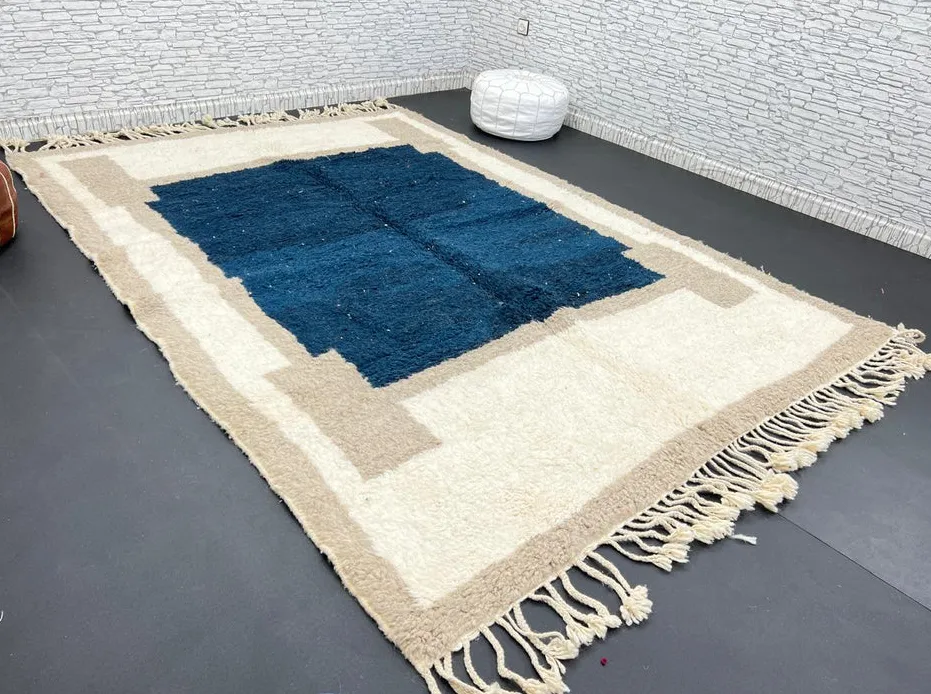 Tapis berbère Bani bleu et beige uni, vue 4 sur 4
