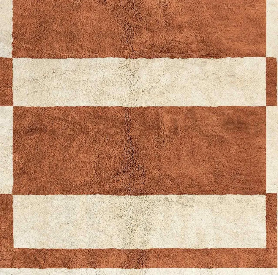 Tapis berbère Bhalil terracotta et crème aux motifs géométriques, vue 3 sur 4