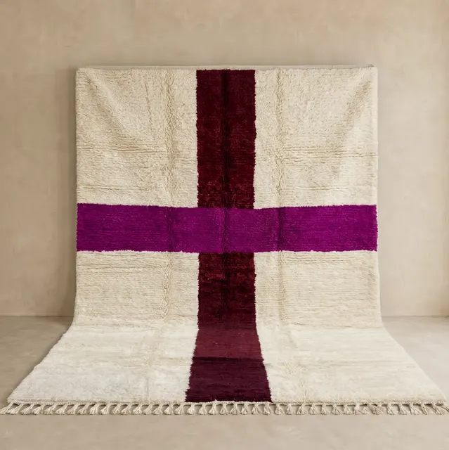 Tapis berbère Biougra blanc au dessin abstrait — tapis berbères contemporains