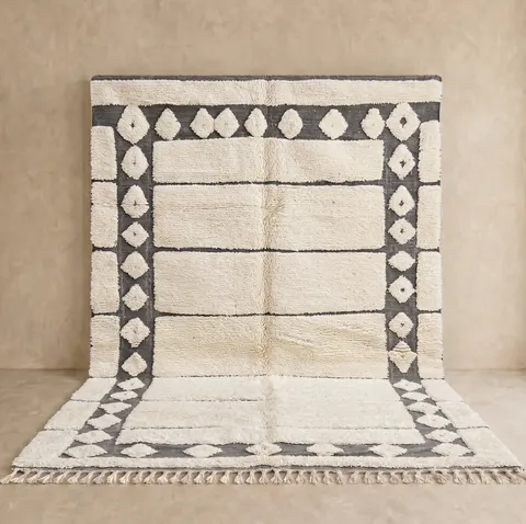 Tapis berbère Biougra crème et gris aux motifs géométriques — tapis berbères contemporains