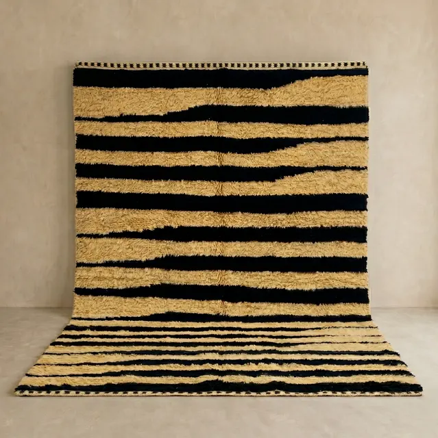 Tapis berbère Bounaceur beige et noir à lignes — tapis berbères contemporains
