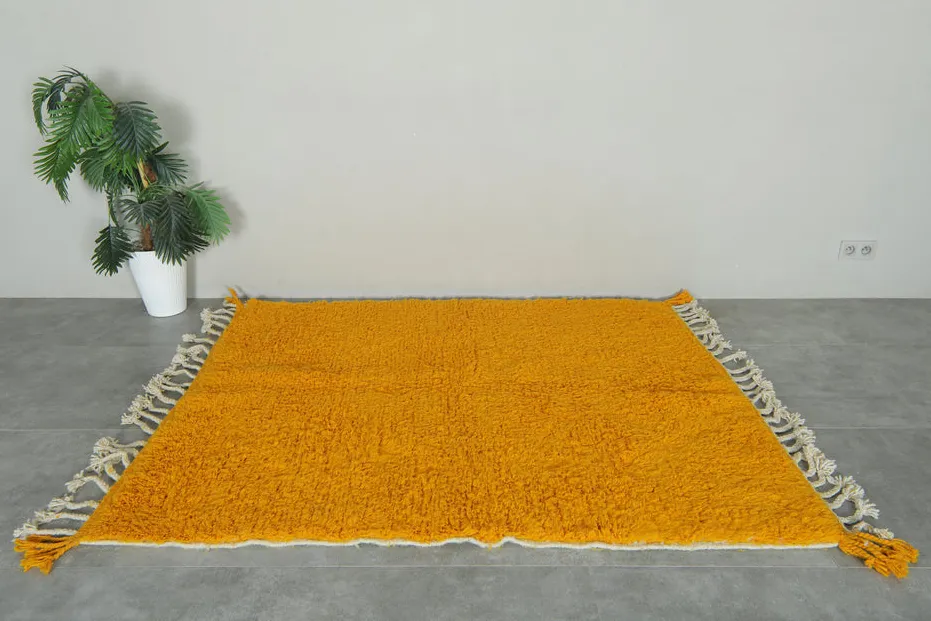 Tapis berbère Bounaceur moutarde et jaune, vue 4 sur 7