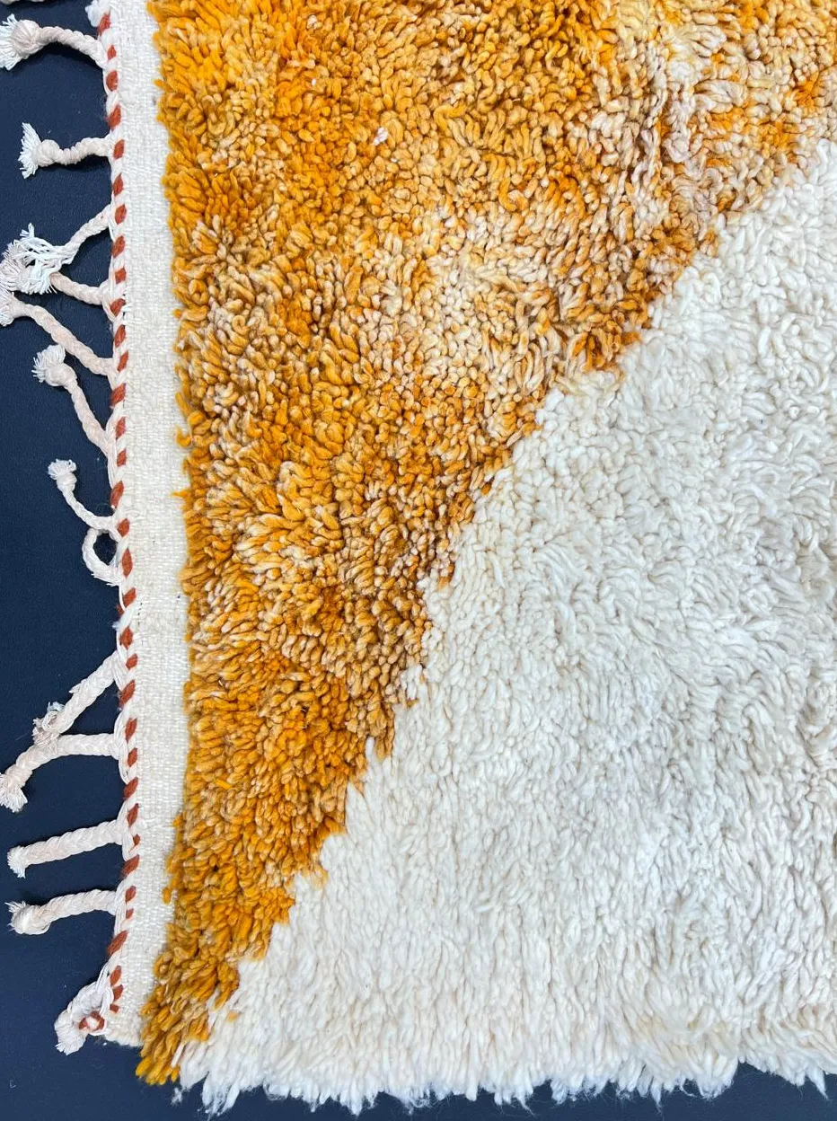 Tapis berbère Dadès au dessin abstrait, vue 4 sur 4