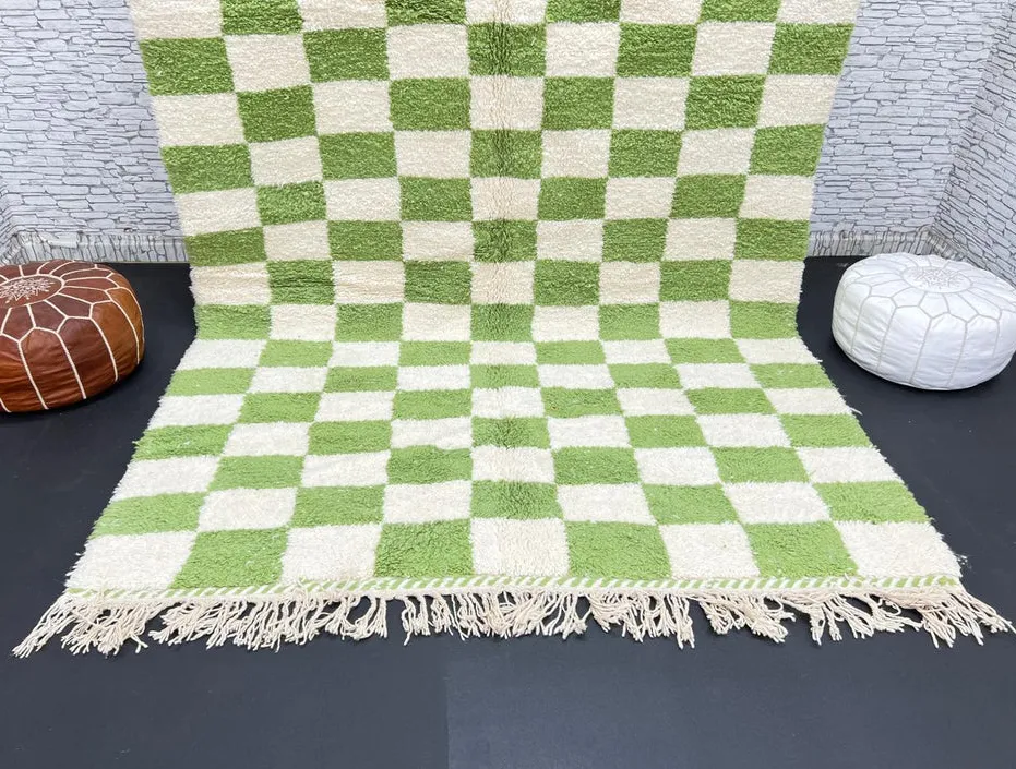 Tapis berbère Drâa vert et crème à damier, vue 3 sur 4