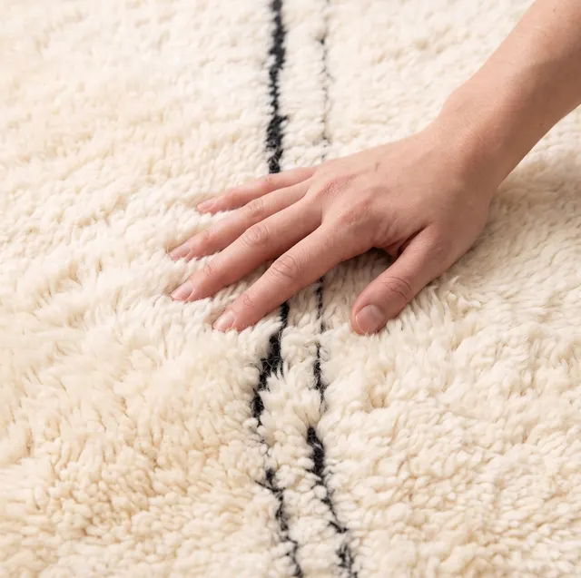 Tapis berbère Essaouira crème et noir à lignes — tapis berbères contemporains