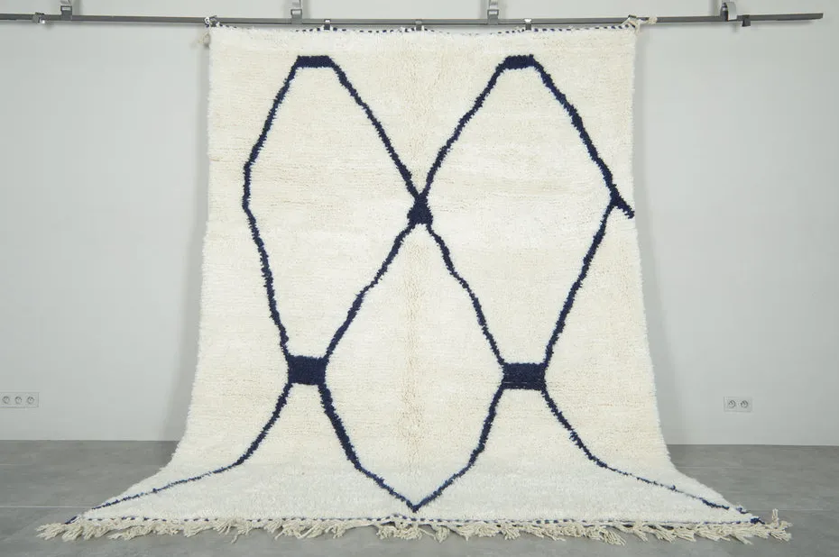 Tapis berbère Ifrah crème et bleu aux motifs géométriques, vue 3 sur 7