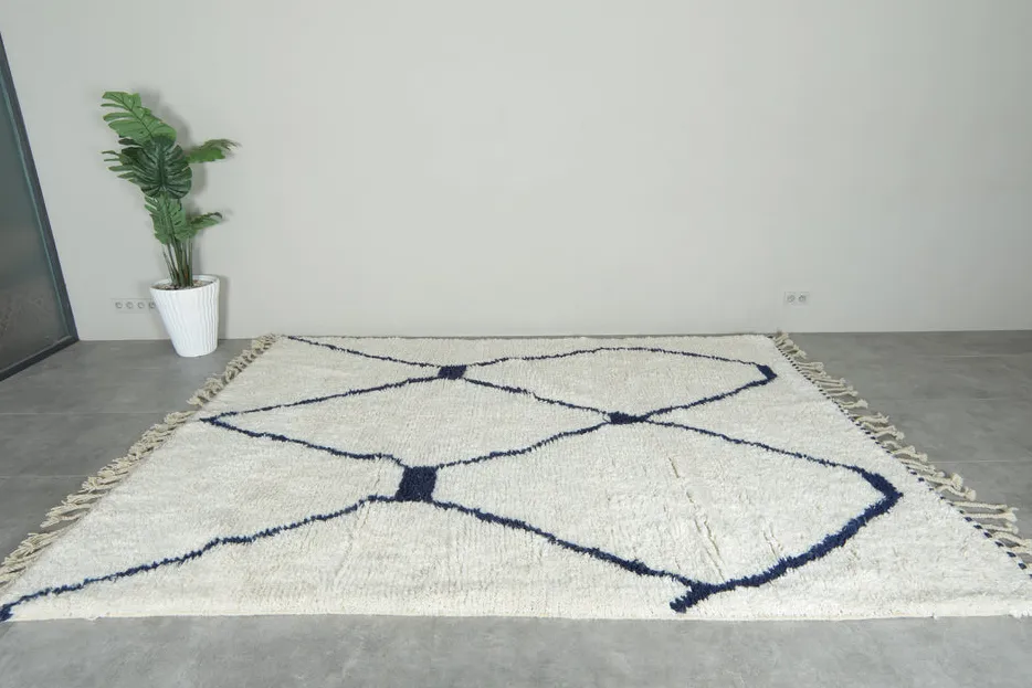 Tapis berbère Ifrah crème et bleu aux motifs géométriques, vue 4 sur 7