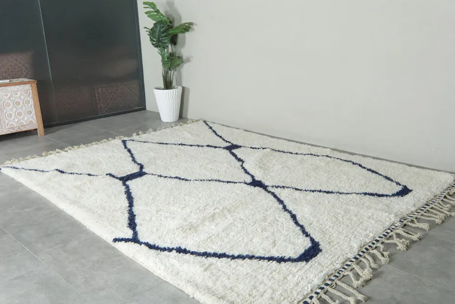 Tapis berbère Ifrah crème et bleu aux motifs géométriques, vue 5 sur 7